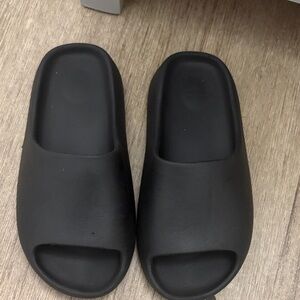 SHEIN Black Slip-On Foam Slide Slippers very comfortable and easy to wear.